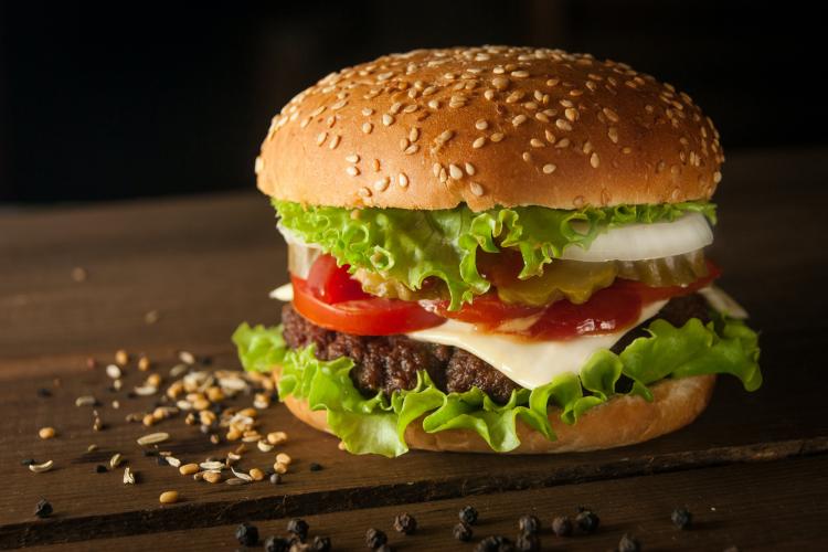 Gigant din lumea fast-food, dat în judecată pentru că burgerul este prezentat ”mai mare” în reclame decât în realitate