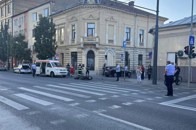 Motociclist lovit de masina pe strada Moților. O femeie este rănită - FOTO