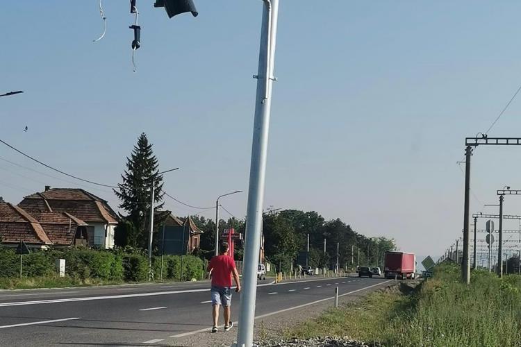 Semafor montat într-o comună din Cluj, doborât în mai puțin de o zi. Clujean: ,,Noi muncim nu gândim”