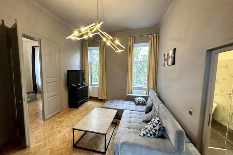 Agenții imobiliari din Cluj se cred în Paris? Cer aproape 1000 de euro pentru un apartament: „Păi parchetul de pe timpul lui Ceaușescu e făcut la comandă”
