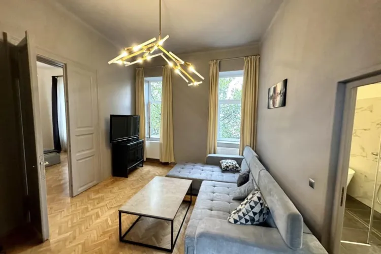 Agenții imobiliari din Cluj se cred în Paris? Cer aproape 1000 de euro pentru un apartament: „Păi parchetul de pe timpul lui Ceaușescu e făcut la comandă”