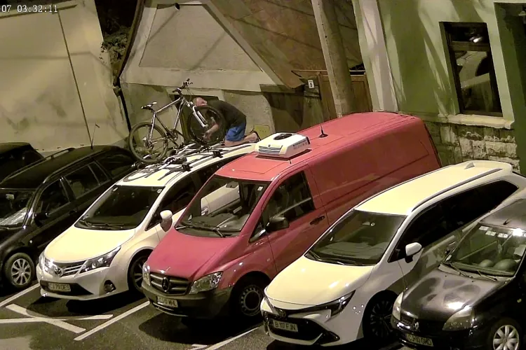 Hoț tupeist la Cluj! A fost FILMAT cum s-a urcat pe o mașină ca să fure o bicicletă. Haideți să ajutăm la prinderea lui - VIDEO