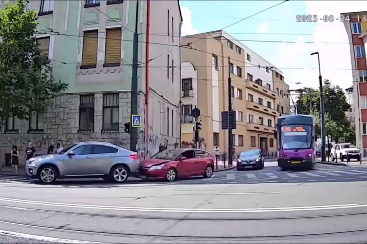 VIDEO de pe camera de supraveghere! Nou accident în cea mai cretină intersecție din Cluj-Napoca! BMW -ul nu avea nicio vină