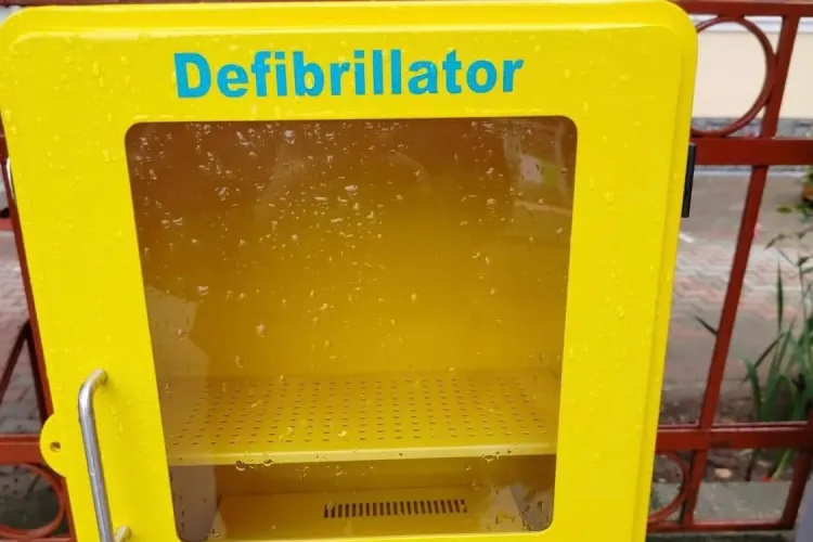 Jaf nesimțit în Ardeal! Hoții au furat un defibrilator amplasat gratuit în centrul unui oraș 