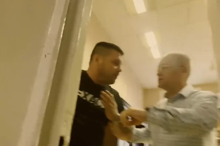 Primarul Emil Boc, SCANDAL cu doi activiști civici care au năvălit peste el în biroul buncăr. A vrut să le ia telefonul și a FUGIT în altă cameră- VIDEO