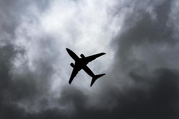 Clipe de groază într-un avion cu destinația Cluj, din cauza furtunii. Pasageră: ,,Avionul a căzut de vreo 4 ori în gol. Ca în filmele de groază” 
