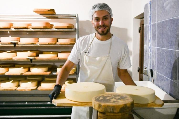 Un clujean și-a creat propriul brand de brânză! Narcis Pintea a studiat în Elveția, dar a ales România pentru a se lansa în viață - FOTO