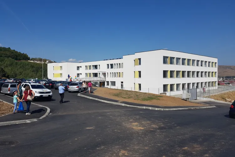 Părinții din Florești reclamă orarul absurd după care vor merge copiii la școală: ”Ce orar e de la 11.30 la 15.15?”