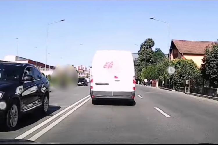 Un scuterist a căzut ca o “plăcintă” pe Calea Baciului. Sfaturi date începătorilor de un motociclist cu experiență - VIDEO si FOTO