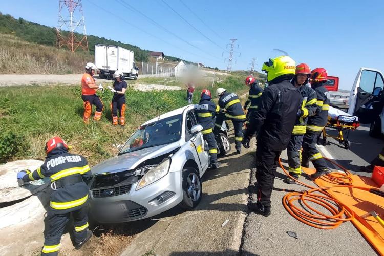 Accident cu două mașini pe Bulevardul Muncii din Cluj-Napoca! Un taximetrist de la Napoca Taxi a ajuns cu mașina într-un șanț - FOTO