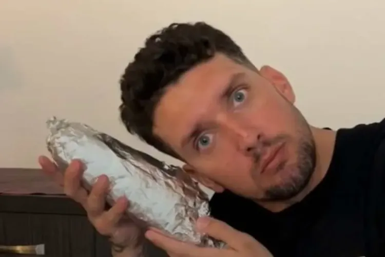 Un turist britanic a făcut reclamă Clujului după ce s-a filmat mâncând o shaorma: „Nota 10/10. România, te iubesc!” - VIDEO