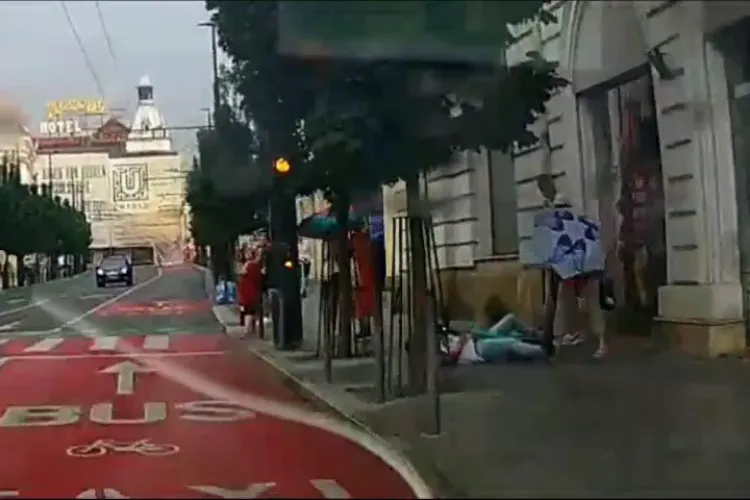 Trotinetiștii, un pericol la Cluj! O femeie a fost lovită pe trotuar, în centrul orașului - VIDEO
