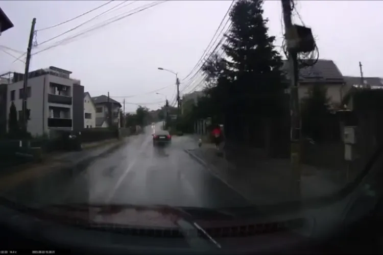 Șofer fără cei 7 ani de acasă în Cluj-Napoca! Circula cu viteză și stropea pietonii - VIDEO
