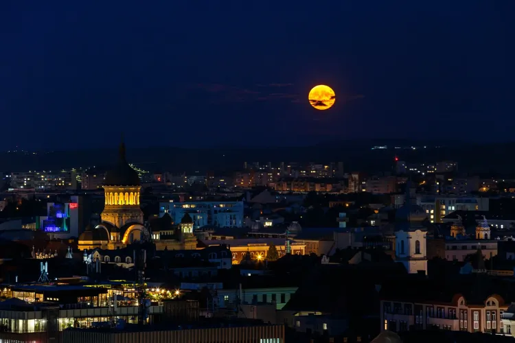 Răsărit de lună fabulos, surprins de pe Cetățuie în Cluj-Napoca. Orașul arată fermecător în lumina nocturnă - FOTO