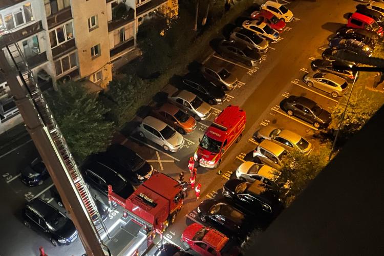 Pompierii au intervenit cu scara de acces la înălțime, în Mănăștur. Vecinii erau îngrijorați de ceea ce se întâmpla la etajul 5 - FOTO