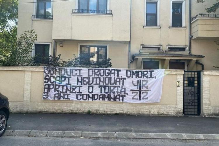 Suporterii U Cluj protestează: ”Conduci drogat, omori, scapi nevinovat, aprinzi o torță, 3 ani condamnat!” -  FOTO