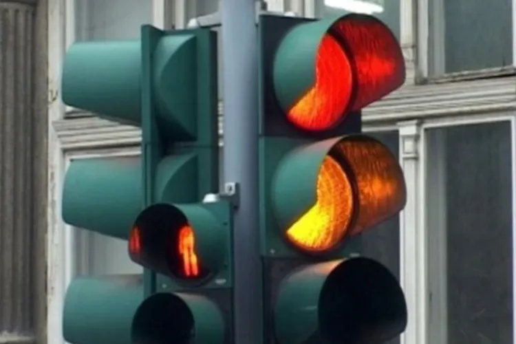 Semafor nou pe strada Câmpului. Șoferii, rugați să respecte noile reglementări