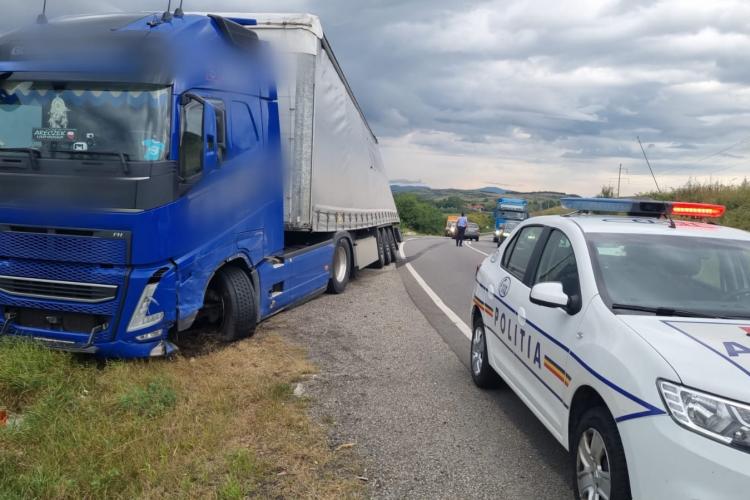 Un camion a derapat pe DN1 E60, în apropierea localității Șaula! Doi șoferi străini, implicați în accident, o mașină e făcută praf - FOTO