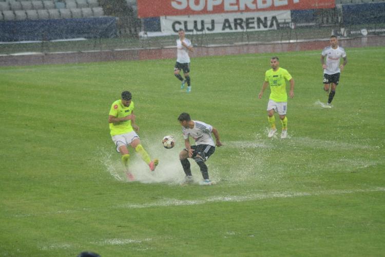 Tișe a plătit 2 milioane pe un gazon care nu a reușit să dreneze nimic! Meciul „U” Cluj - Poli Iași, reluat luni din cauza ploii torențiale de ieri