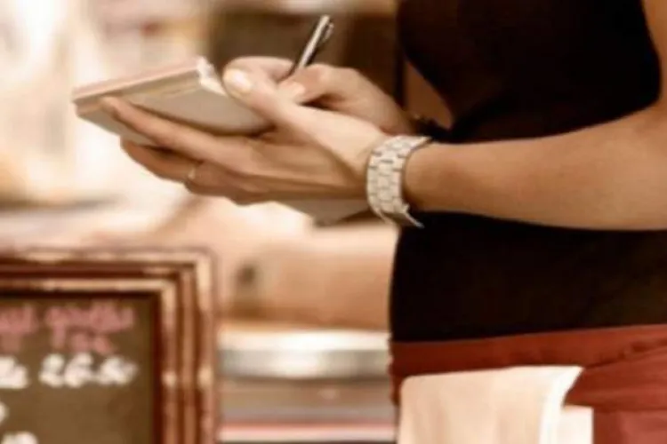 O chelneriță a primit un ”bacșiș” care a ULUIT-O. A postat online mesajul scris pe nota de plată de soția mai tânără a unui client