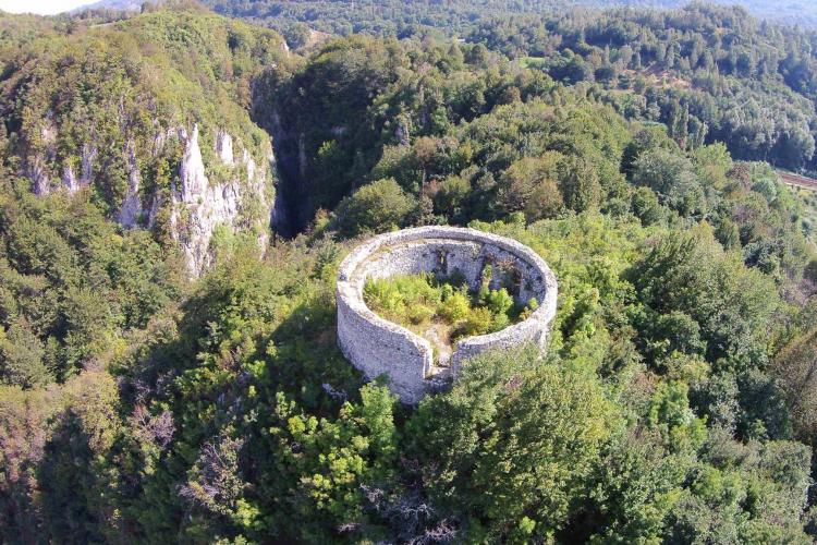 Cetatea din Ardeal complet inaccesibilă turiştilor! „Cuibul de vulturi” al dacilor este printre cele mai periculoase monumente UNESCO din Europa