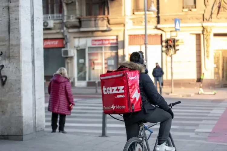 Cât câștigă în România un livrator asiatic de mâncare. Duc viață grea, și totuși apreciază România