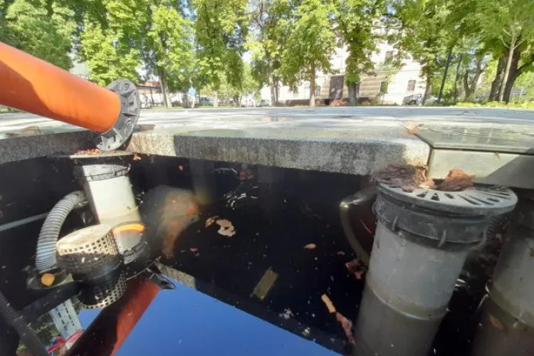 Parcul din Cluj-Napoca făcut în batjocură față de pietoni! Granitul îți rupe picioarele. Ce a pățit un clujean - FOTO