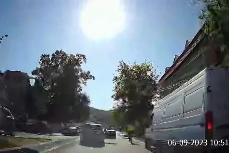 Faptele bune nu se țin ascunse! Un polițist a oprit circulația pentru a ajuta un bătrânel să traverseze: “Respect!” - VIDEO