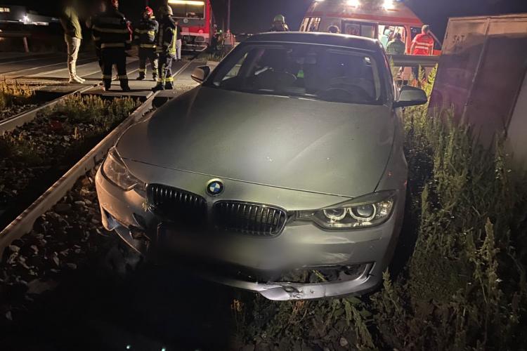 BMW lovit de tren la Jucu Herghelie. A crezut că poate trece prin fața trenului, ca în filme - FOTO