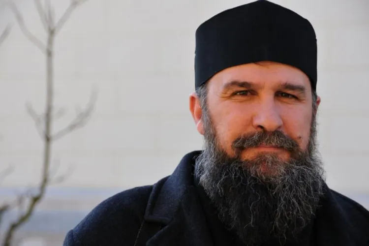 Părintele Jan Nicolae, unul dintre cei mai iubiți preoți din Ardeal, suspendat abuziv de la predică. Teologul Radu Preda TUNĂ și FULGERĂ