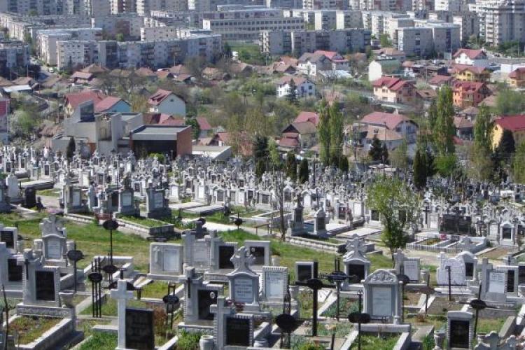 Incident tragic în cimitirul din Mănăștur. O cruce a căzut peste o femeie, victima nu a supraviețuit