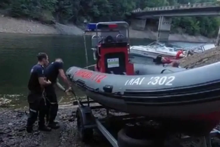 Operațiune de căutare pe lacul Tarnița. Un bărbat s-a scufundat cu caiacul - VIDEO