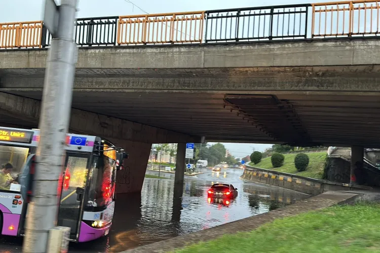 Mașină ”înecată” sub podul din Mărăști - FOTO