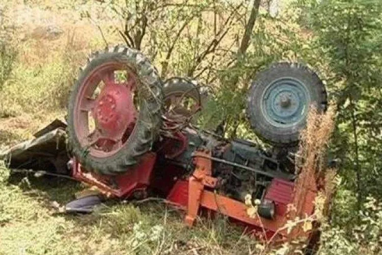 Un bărbat de 70 de ani și-a pierdut viața, strivit de un tractor. Echipele medicale nu au mai putut face nimic