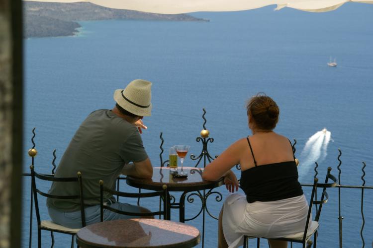 Atenție turiști! Mai multe baruri din Grecia prinse că vindeau alcool ,,refolosit” vizitatorilor