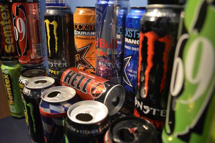 Propunere legislativă: Minorii nu vor mai putea cumpăra băuturi energizante. Sunt vizate și vape-urile
