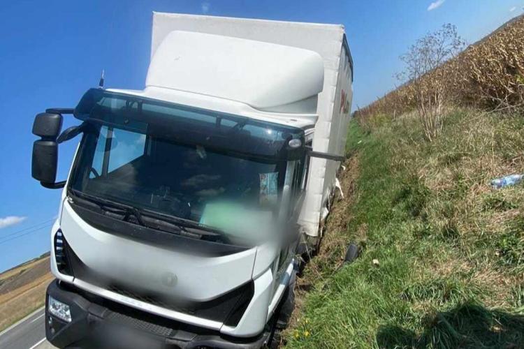 Un TIR s-a răsturnat în localitatea Iclod, Cluj! Intervine o ambulanță SMURD 