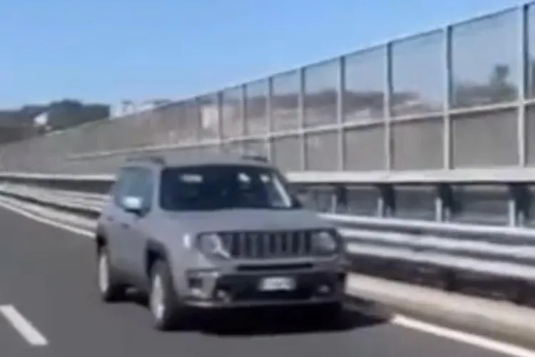 Spaima șoselelor! O mașină cu trei români, surprinsă mergând cu spatele pe o autostradă din Italia