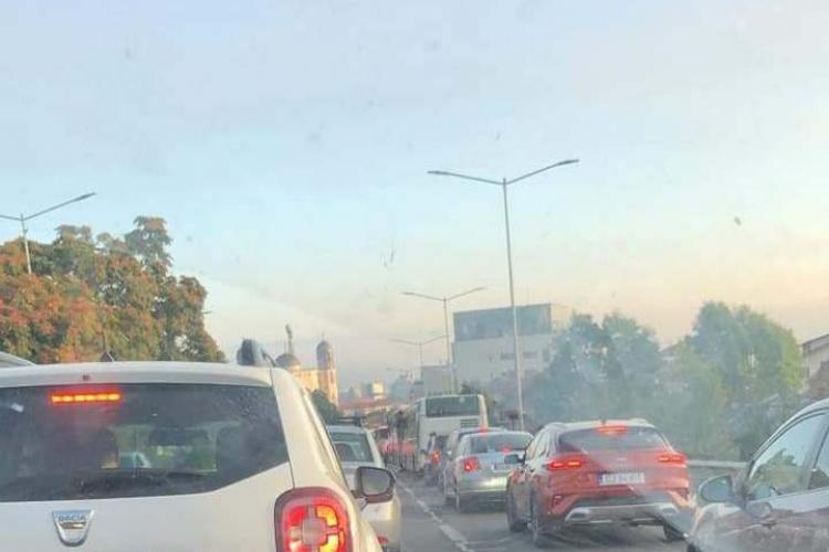 Trafic INFERNAL pe Calea Turzii în dimineața de joi: „Se circulă bară la bară la coborâre”/ „Urcați în metrou”