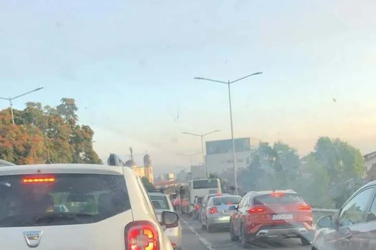 Trafic INFERNAL pe Calea Turzii în dimineața de joi: „Se circulă bară la bară la coborâre”/ „Urcați în metrou”
