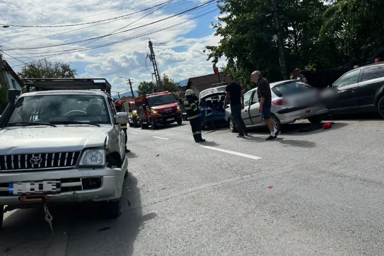 Cinci mașini avariate pe strada Oașului din Cluj-Napoca, în urma unui accident violent. Traficul a fost blocat - FOTO 