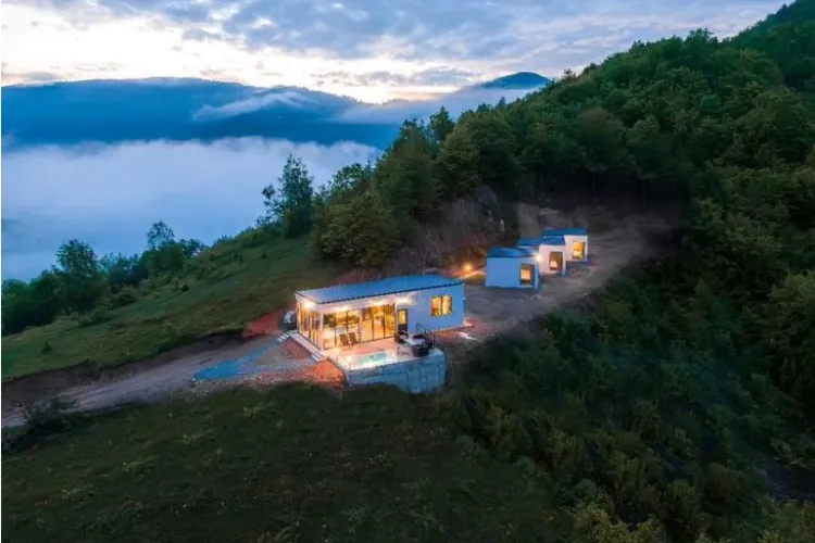 Clujul s-a umplut de cabane superbe, dar scumpe FOC! Parcă toți suntem bogați. Ne rămâne să ieșim cu cortul