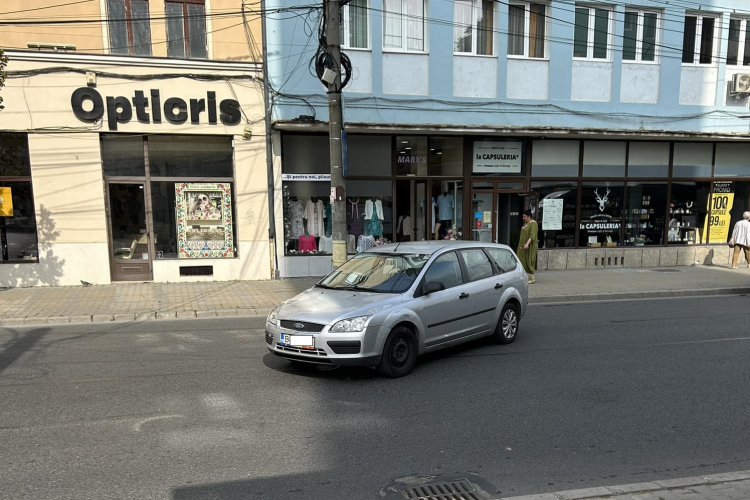 Cluj - ”King” și-a lăsat mașina în mijlocul străzii, în centrul orașului, și a plecat - FOTO