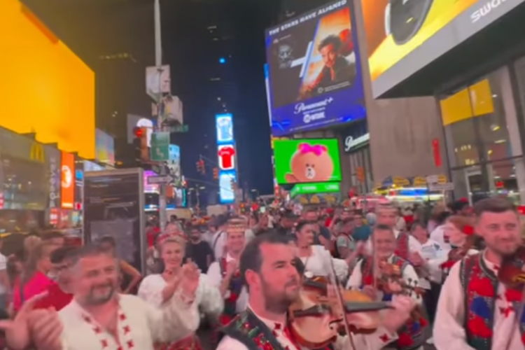 Mândru că sunt român! Moroșenii au făcut spectacol în Times Square, din New York