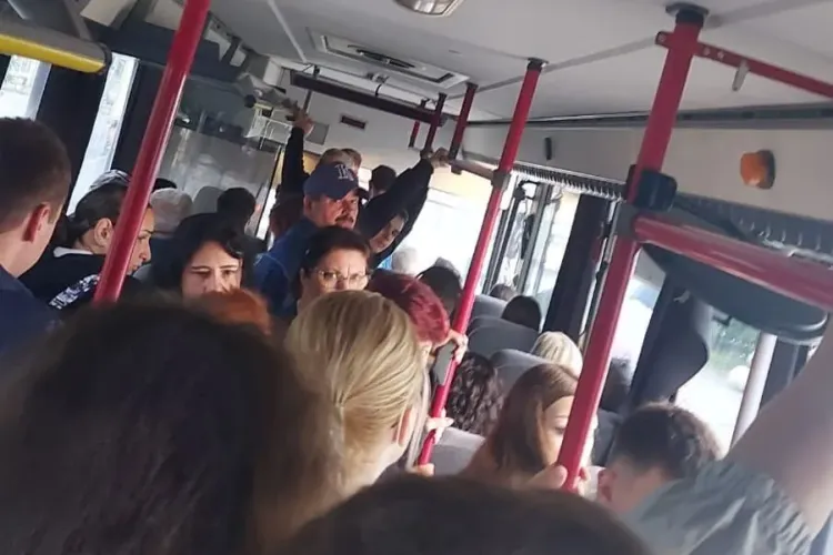 Haos în autobuzul Fany pentru elevi, care leagă Câmpia Turzii de Turda. Adulții îl folosesc ca mijloc de transport - FOTO