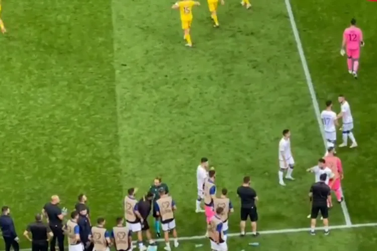 Meciul România - Kosovo, întrerupt din cauza mesajelor afișate de suporterii de la ”Uniți Sub Tricolor”. Fac rău echipei naționale
