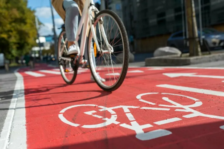 Biciclist amendat cu aproape 1800 de lei de un polițist, care a fost totuși blând: ”Vine 1745 de lei (875 de lei în 15 zile)” - VIDEO