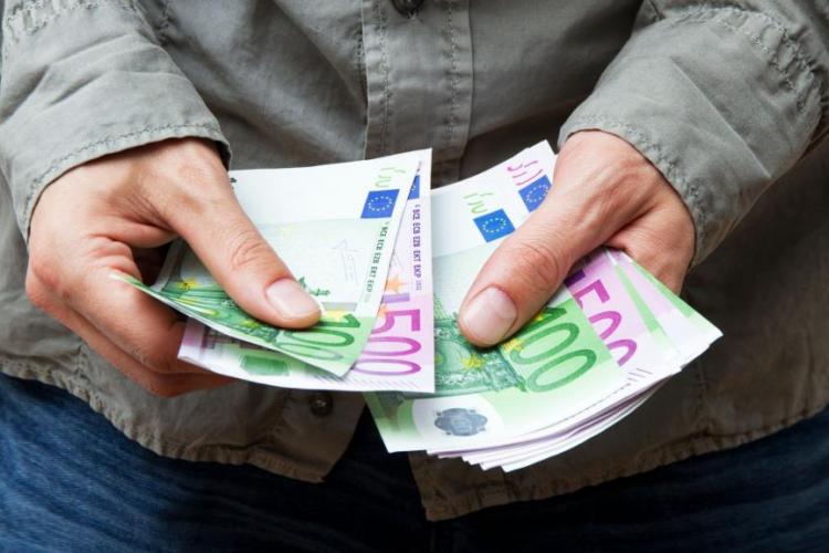 Bancnotele de 200 și 500 de euro NU se retrag din circulație