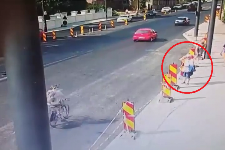 Cluj - O femeie s-a prăbușit în fața mașinilor lângă Platinia, în timp ce a vrut să treacă neregulamentar - VIDEO