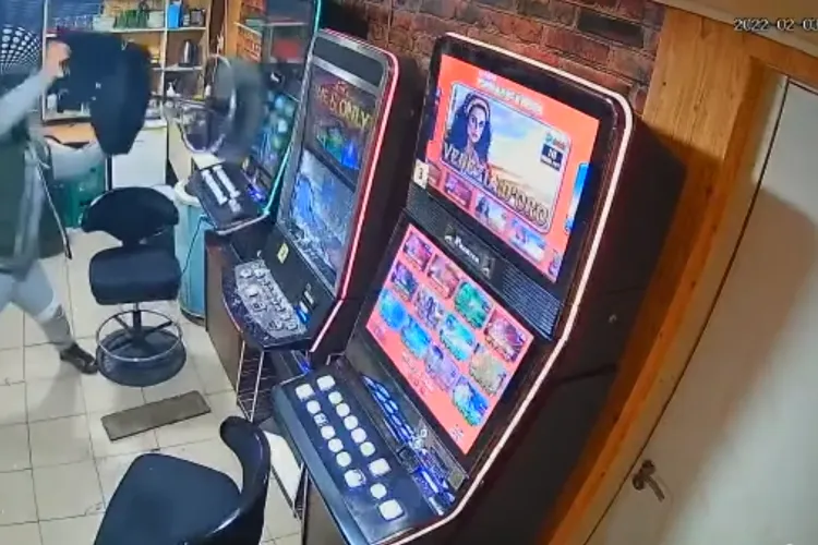 Un bombardier din Ardeal sparge aparatele de păcănele și se laudă pe Facebook - VIDEO